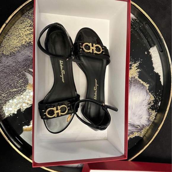 SALVATORE FERRAGAMO Como Gancini Patent-Leather Sandals - Picture 8 of 10